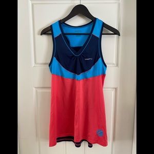 Extralong workout shirt with mesh breathable panel